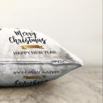 - Sonil-K-7823-Gorsel3 - Realhomes  Beyaz Zemin Üzerinde Gold Detaylı Merry Christmas Yazılı Raşel Kadife Yastık Kırlent Kılıfı Realhomes