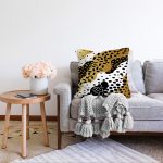 - Sonil-K-7826-Gorsel2 - Realhomes  Beyaz Zemin Üzerinde Gold Detaylı Modern Desenli Modern Raşel Kadife Yastık Kırlent Kılıfı Realhomes