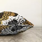 - Sonil-K-7826-Gorsel3 - Realhomes  Beyaz Zemin Üzerinde Gold Detaylı Modern Desenli Modern Raşel Kadife Yastık Kırlent Kılıfı Realhomes