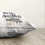 - Sonil-K-7827-Gorsel3 - Realhomes  Beyaz Zemin Üzerinde Gold Detaylı Merry Christmas Yazılı Raşel Kadife Yastık Kırlent Kılıfı Realhomes