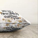 - Sonil-K-7828-Gorsel3 - Realhomes  Beyaz Zemin Üzerinde Gold Detaylı Merry Christmas Yazılı Raşel Kadife Yastık Kırlent Kılıfı Realhomes