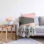 - Sonil-K-7829-Gorsel2 - Realhomes Pastel Zemin Üzerinde Gold Renkli Modern Çizgili Modern Raşel Kadife Yastık Kırlent Kılıfı Realhomes