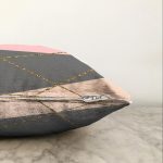 - Sonil-K-7829-Gorsel3 - Realhomes Pastel Zemin Üzerinde Gold Renkli Modern Çizgili Modern Raşel Kadife Yastık Kırlent Kılıfı Realhomes