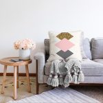 Renkli Zemin Üzerinde Renkli Geometrik Desenli Modern Raşel Kadife Yastık Kırlent Kılıfı Realhomes