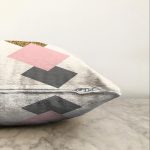 Renkli Zemin Üzerinde Renkli Geometrik Desenli Modern Raşel Kadife Yastık Kırlent Kılıfı Realhomes