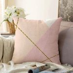 Pastel Zemin Üzerinde Gold Detaylı Modern Çizgili Modern Raşel Kadife Yastık Kırlent Kılıfı Realhomes
