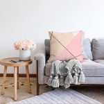 Pastel Zemin Üzerinde Gold Detaylı Modern Çizgili Modern Raşel Kadife Yastık Kırlent Kılıfı Realhomes