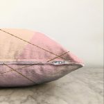 Pastel Zemin Üzerinde Gold Detaylı Modern Çizgili Modern Raşel Kadife Yastık Kırlent Kılıfı Realhomes