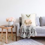 - Sonil-K-7832-Gorsel2 - Realhomes  Renkli Zemin Üzerinde Gold Detaylı Hello Yazılı Modern Raşel Kadife Yastık Kırlent Kılıfı Realhomes