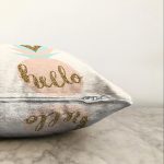 - Sonil-K-7832-Gorsel3 - Realhomes  Renkli Zemin Üzerinde Gold Detaylı Hello Yazılı Modern Raşel Kadife Yastık Kırlent Kılıfı Realhomes