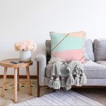 - Sonil-K-7833-Gorsel2 - Realhomes Pastel Zeminli Üzerinde Gold Renkli Modern Çizgili Modern Raşel Kadife Yastık Kırlent Kılıfı Realhomes