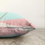 - Sonil-K-7833-Gorsel3 - Realhomes Pastel Zeminli Üzerinde Gold Renkli Modern Çizgili Modern Raşel Kadife Yastık Kırlent Kılıfı Realhomes