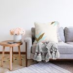 - Sonil-K-7834-Gorsel2 - Realhomes  Renkli Üzerinde Gold Detaylı Modern Yaprak Desenli Modern Raşel Kadife Yastık Kırlent Kılıfı Realhomes