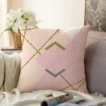 - Sonil-K-7835-Gorsel1 - Realhomes Pastel Zemin Üzerinde Gold Detaylı Modern Çizgili Modern Raşel Kadife Yastık Kırlent Kılıfı Realhomes