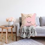 - Sonil-K-7835-Gorsel2 - Realhomes Pastel Zemin Üzerinde Gold Detaylı Modern Çizgili Modern Raşel Kadife Yastık Kırlent Kılıfı Realhomes