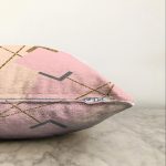 - Sonil-K-7835-Gorsel3 - Realhomes Pastel Zemin Üzerinde Gold Detaylı Modern Çizgili Modern Raşel Kadife Yastık Kırlent Kılıfı Realhomes