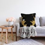 Siyah Zemin Üzerinde Gold Detaylı Modern Geyik Desenli Raşel Kadife Yastık Kırlent Kılıfı Realhomes