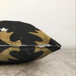 Siyah Zemin Üzerinde Gold Detaylı Modern Geyik Desenli Raşel Kadife Yastık Kırlent Kılıfı Realhomes
