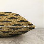 - Sonil-K-7837-Gorsel3 - Realhomes  Gold Zemin Üzerinde Modern Desenli Dijital Baskılı Modern Raşel Kadife Yastık Kırlent Kılıfı Realhomes