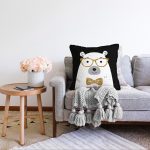 Siyah Zemin Üzerinde Gold Detaylı Sevimli Ayıcık Modern Raşel Kadife Yastık Kırlent Kılıfı Realhomes