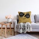 - Sonil-K-7840-Gorsel2 - Realhomes  Gold Zemin Üzerinde Modern Desen İşlemeli Eldiven Modern Raşel Kadife Yastık Kırlent Kılıfı Realhomes