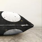 Siyah Zemin Üzerinde Gold Yıldız Detaylı Abajur Modern Raşel Kadife Yastık Kırlent Kılıfı Realhomes