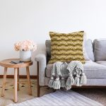 - Sonil-K-7842-Gorsel2 - Realhomes  Gold Zemin Üzerinde Modern Renkli Zigzag Desenli Modern Raşel Kadife Yastık Kırlent Kılıfı Realhomes