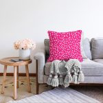 Pembe Zeminli Beyaz Puantiye Desenli Dijital Baskılı Modern Raşel Kadife Yastık Kırlent Kılıfı Realhomes