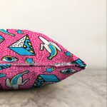 Pembe Zeminli Modern Renkli Desenli Dijital Baskılı Modern Raşel Kadife Yastık Kırlent Kılıfı Realhomes