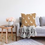 - Sonil-K-7850-Gorsel2 - Realhomes  Renkli Zemin Üzerinde Geyik Desenli Dijital Baskılı Modern Raşel Kadife Yastık Kırlent Kılıfı Realhomes