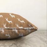 - Sonil-K-7850-Gorsel3 - Realhomes  Renkli Zemin Üzerinde Geyik Desenli Dijital Baskılı Modern Raşel Kadife Yastık Kırlent Kılıfı Realhomes