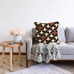 - Sonil-K-7855-Gorsel2 - Realhomes  Siyah Zemin Üzerinde Gold Renkli Geometrik Desenli Modern Raşel Kadife Yastık Kırlent Kılıfı Realhomes