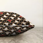 - Sonil-K-7855-Gorsel3 - Realhomes  Siyah Zemin Üzerinde Gold Renkli Geometrik Desenli Modern Raşel Kadife Yastık Kırlent Kılıfı Realhomes