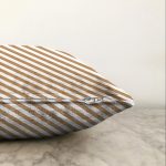 - Sonil-K-7856-Gorsel3 - Realhomes Beyaz Zemin Üzerinde Gold Renkli Yatay Çizgili Modern Raşel Kadife Yastık Kırlent Kılıfı Realhomes