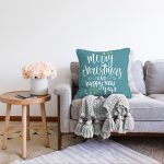 - Sonil-K-7857-Gorsel2 - Realhomes Renkli Zemin Üzerinde Gold Detaylı Merry Christmas Yazılı Raşel Kadife Yastık Kırlent Kılıfı Realhomes