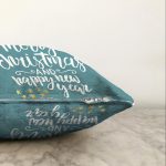 - Sonil-K-7857-Gorsel3 - Realhomes Renkli Zemin Üzerinde Gold Detaylı Merry Christmas Yazılı Raşel Kadife Yastık Kırlent Kılıfı Realhomes