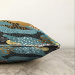 - Sonil-K-7860-Gorsel3 - Realhomes Siyah Zeminli Renkli Modern Desenli Dijital Baskılı Modern Raşel Kadife Yastık Kırlent Kılıfı Realhomes