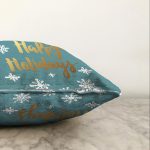 - Sonil-K-7861-Gorsel3 - Realhomes  Renkli Zeminli Beyaz Kartanesi Desenli Gold Renkli Happy Holidays Raşel Kadife Yastık Kılıfı Realhomes