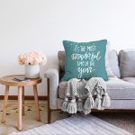 Renkli Zemin Üzerinde Gold Detaylı Dijital Baskılı Modern Raşel Kadife Yastık Kırlent Kılıfı Realhomes