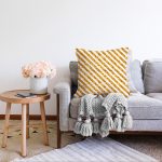 - Sonil-K-7865-Gorsel2 - Realhomes Beyaz Zemin Üzerinde Gold Renkli Yatay Çizgili Modern Raşel Kadife Yastık Kırlent Kılıfı Realhomes