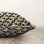 Siyah Zemin Üzerinde Gold Detaylı Geometrik Desenli Raşel Kadife Yastık Kırlent Kılıfı Realhomes