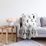 - Sonil-K-7869-Gorsel2 - Realhomes Beyaz Zemin Üzerinde Modern Çorap Desenli Raşel Kadife Yastık Kırlent Kılıfı Realhomes