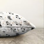 - Sonil-K-7869-Gorsel3 - Realhomes Beyaz Zemin Üzerinde Modern Çorap Desenli Raşel Kadife Yastık Kırlent Kılıfı Realhomes