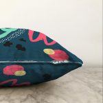 - Sonil-K-7878-Gorsel3 - Realhomes  Renkli Zemin Üzerinde Soyut Çizimli Modern Geometrik Desen Raşel Kadife Yastık Kırlent Kılıfı Realhomes