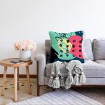 Renkli Zemin Üzerinde Soyut Çizimli Modern Geometrik Desen Raşel Kadife Yastık Kırlent Kılıfı Realhomes