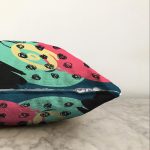 Renkli Zemin Üzerinde Soyut Çizimli Modern Geometrik Desen Raşel Kadife Yastık Kırlent Kılıfı Realhomes