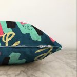 - Sonil-K-7882-Gorsel3 - Realhomes  Renkli Zemin Üzerinde Soyut Çizimli Modern Geometrik Desen Raşel Kadife Yastık Kırlent Kılıfı Realhomes