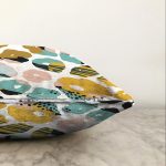 Beyaz Zemin Üzerinde Renkli Çizimli Geometrik Desen Raşel Kadife Yastık Kırlent Kılıfı Realhomes