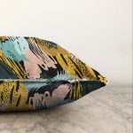 - Sonil-K-7886-Gorsel3 - Realhomes  Siyah Zemin Üzerinde Soyut Çizimli Geometrik Desen Modern Raşel Kadife Yastık Kırlent Kılıfı Realhomes