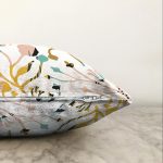 - Sonil-K-7889-Gorsel3 - Realhomes  Beyaz Zemin Üzerinde Pastel Rengarenk Çiçek Desenli Modern Raşel Kadife Yastık Kırlent Kılıfı Realhomes